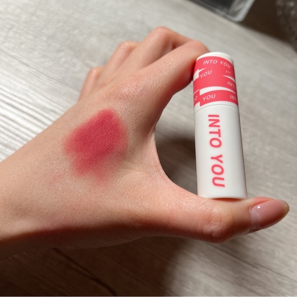 Brandnew Into You lipstick - EM16 - Picture 1 of 3